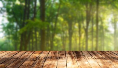 Doğal arka plan ile boş ahşap masa