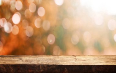 Doğal arka plan bulanık ile boş ahşap masa