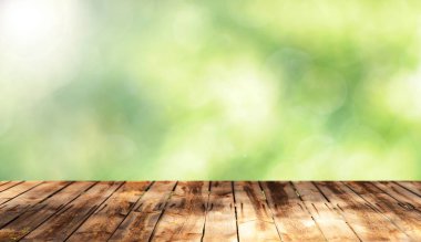 Boş tahta masa ve bulanık arkaplan