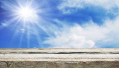 Doğal arka plan ile boş ahşap masa