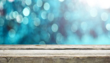 Boş tahta masa ve bulanık arkaplan