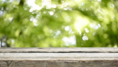 Boş tahta masa ve bulanık arkaplan