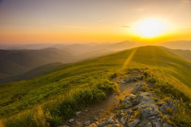 Görkemli yeşil dağlarda güzel gün batımı
