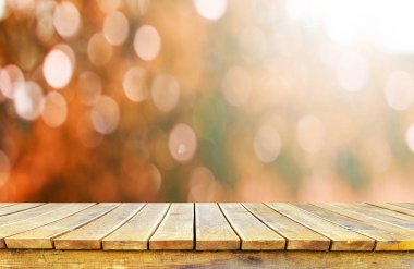 Doğal arka plan bulanık ile boş ahşap masa