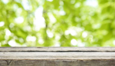 Doğal arka plan bulanık ile boş ahşap masa