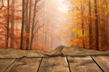 Doğal arka plan ile boş ahşap masa