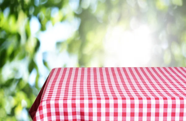 Empty Table Color Checkered Tablecloth Blurred Natural Background — Stock Photo, Image