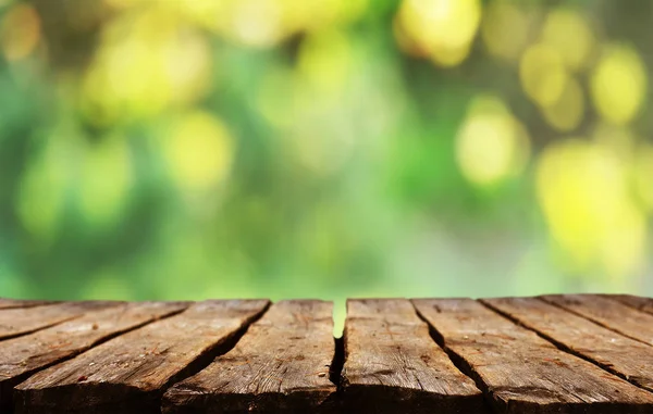 Lege Houten Tafel Met Onscherpe Natuurlijke Achtergrond — Stockfoto