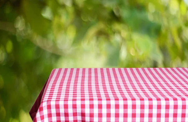 Empty Table Color Checkered Tablecloth Blurred Natural Background — Stock Photo, Image