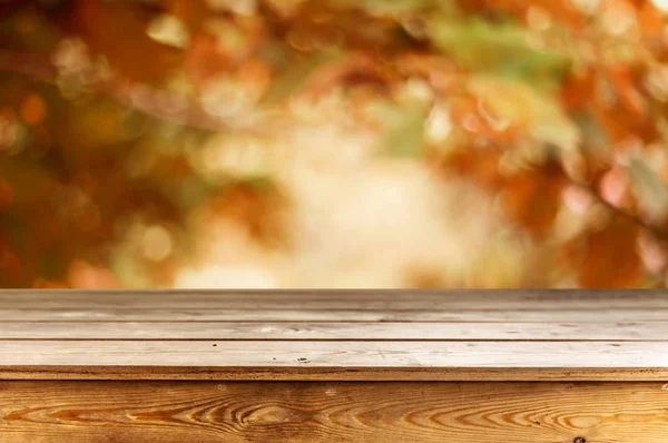 自然背景をぼかし 空の木製テーブル — ストック写真