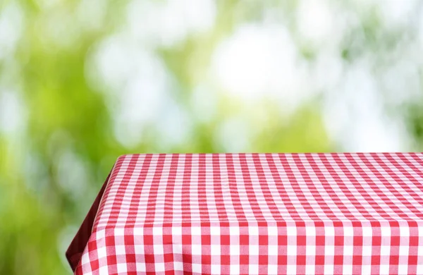 Lege Tabel Met Kleur Geruit Tafelkleed Natuurlijke Achtergrond Wazig — Stockfoto