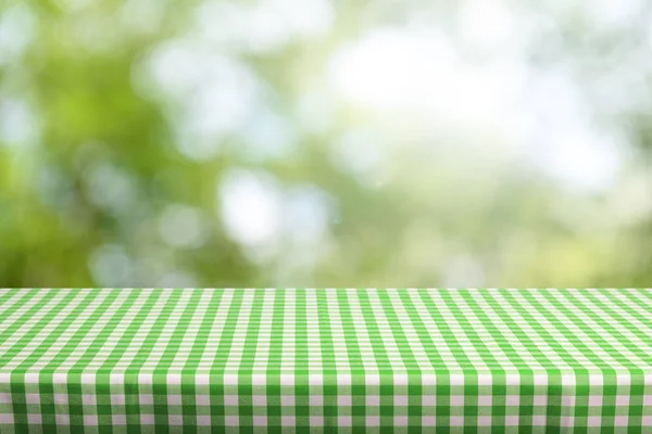 Mesa Vazia Com Toalha Mesa Quadriculada Cores Fundo Natural Desfocado — Fotografia de Stock