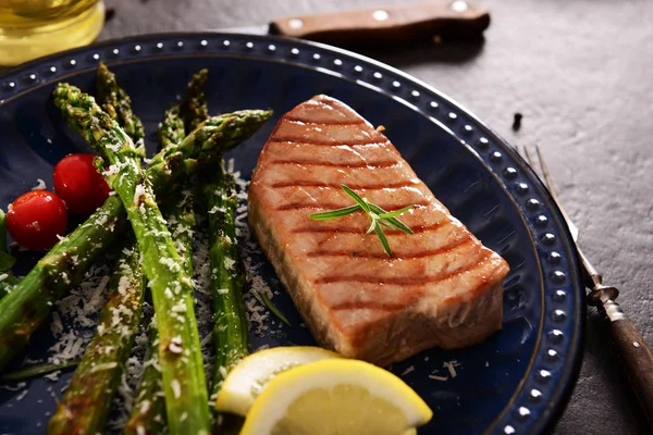 Grilled Tuna Steak Roasted Asparagus Parmesan — Stock Photo, Image