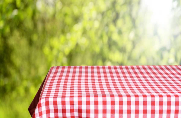 Empty Table Color Checkered Tablecloth Blurred Natural Background — Stock Photo, Image