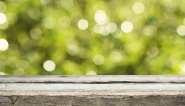 Lege Houten Tafel Met Onscherpe Natuurlijke Achtergrond — Stockfoto