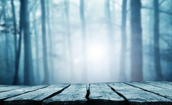 不気味なハロウィーンの背景 空の木製テーブル — ストック写真