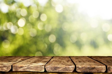 Doğal arka plan bulanık ile boş ahşap masa