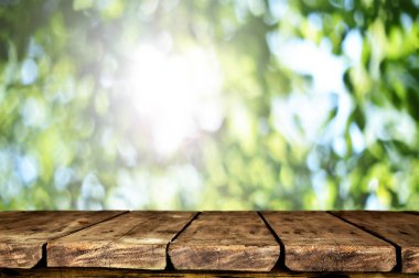 Doğal arka plan bulanık ile boş ahşap masa