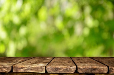 Doğal arka plan bulanık ile boş ahşap masa