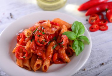 Chili sos arrabiata ile lezzetli Penne makarna