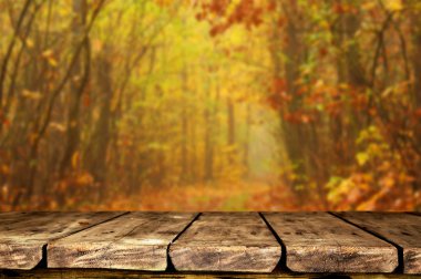 Doğal arka plan bulanık ile boş ahşap masa