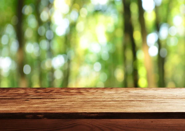 Lege Tabel Met Onscherpe Natuurlijke Achtergrond — Stockfoto