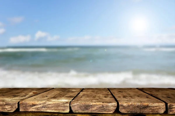 Lege Houten Tafel Met Onscherpe Natuurlijke Achtergrond — Stockfoto