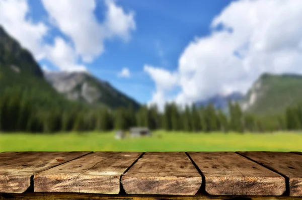 Lege Houten Tafel Met Onscherpe Natuurlijke Achtergrond — Stockfoto