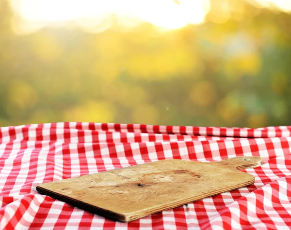 Mesa Vazia Com Placa Corte Madeira Para Montagens Exibição Produtos — Fotografia de Stock