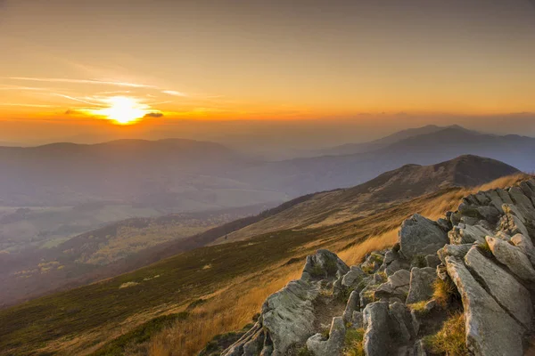 Hermoso Atardecer Majestuosas Montañas Brumosas — Foto de Stock