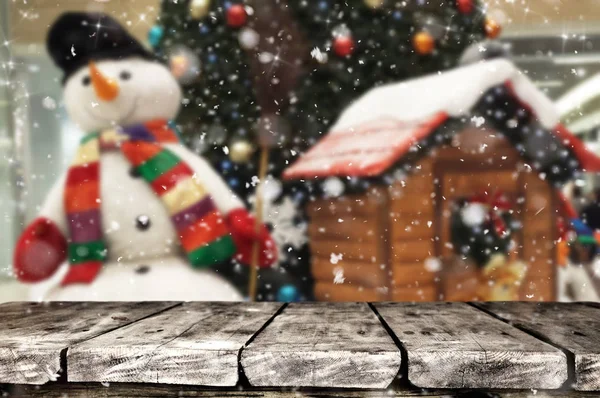 Arka Plan Üzerinde Noel Süslemeleri Ile Boş Ahşap Masa — Stok fotoğraf