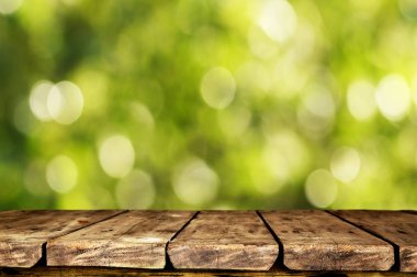 Doğal arka plan bulanık ile boş ahşap masa