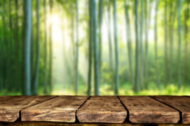 Doğal arka plan bulanık ile boş ahşap masa