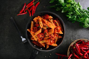 Chili sos arrabiata ile lezzetli Penne makarna
