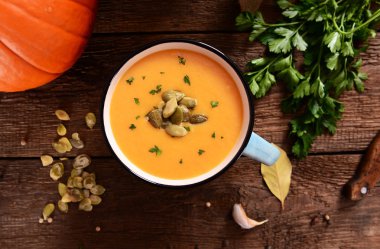 kase lezzetli ev yapımı balkabağı çorbası