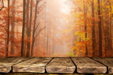 Doğal arka plan bulanık ile boş ahşap masa