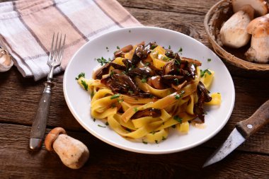 Kremalı ve mantarlı Tagiatelle makarnası.