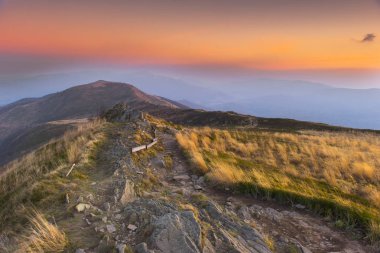 görkemli Puslu Dağlar içinde güzel gün batımı