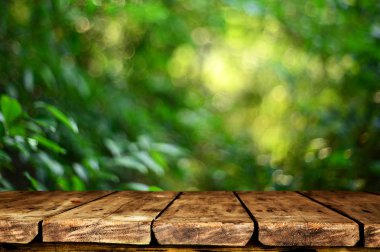 Doğal arka plan bulanık ile boş ahşap masa