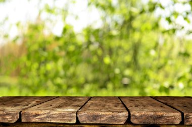 Doğal arka plan bulanık ile boş ahşap masa