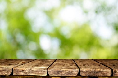 Doğal arka plan bulanık ile boş ahşap masa