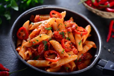 Chili sos arrabiata ile lezzetli Penne makarna