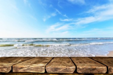 Doğal arka plan bulanık ile boş ahşap masa