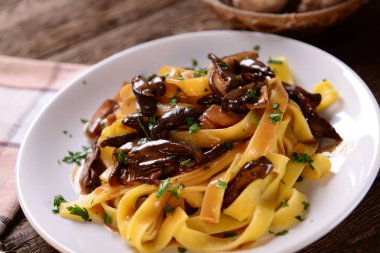 Kremalı ve mantarlı Tagiatelle makarnası.