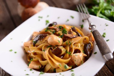 Tagiatelle makarna porcini mantar ve tavuk krem sos ile