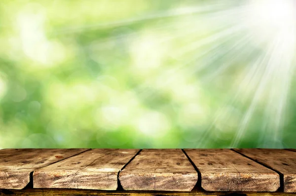 Lege Tabel Met Onscherpe Natuurlijke Achtergrond — Stockfoto