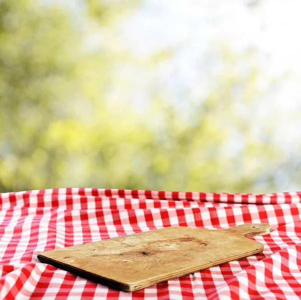 Mesa Vazia Com Placa Corte Madeira Para Montagens Exibição Produtos — Fotografia de Stock