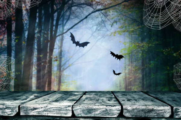 Lege Houten Tafel Met Griezelige Halloween Achtergrond — Stockfoto