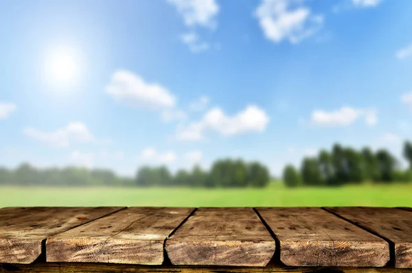 Leerer Holztisch Mit Unscharfem Natürlichen Hintergrund — Stockfoto
