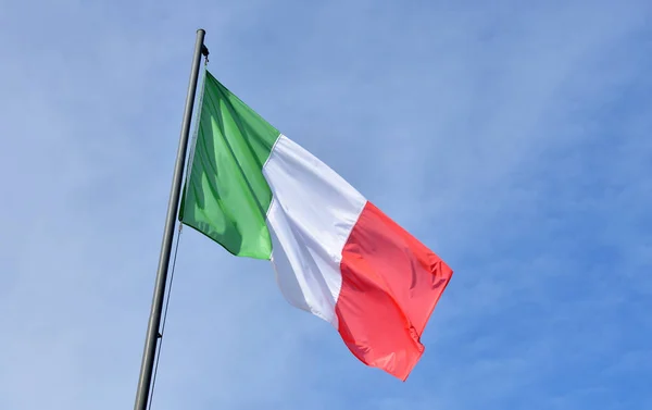 空を背景にイタリアの旗 — ストック写真